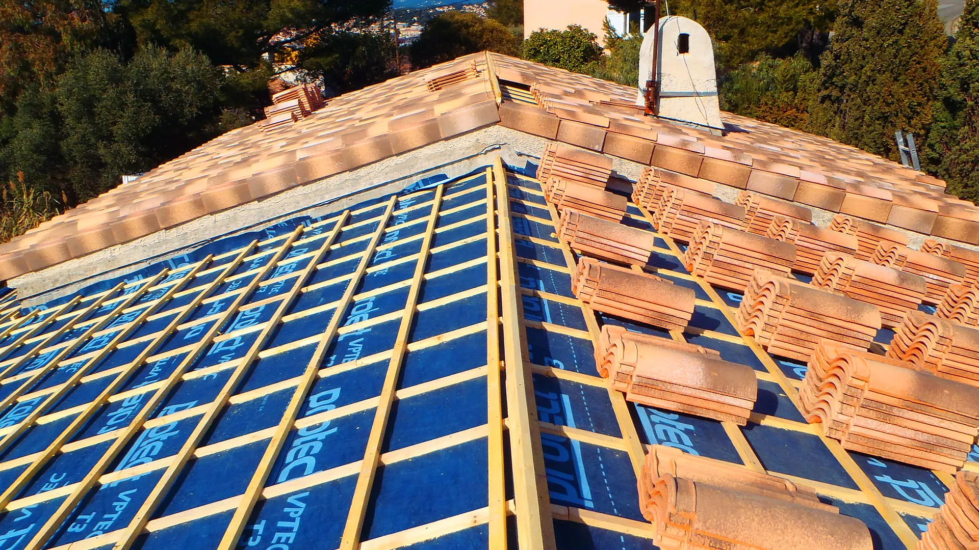 Artisan couvreur travaillant sur une toiture en Ariège - Sirven Couverture